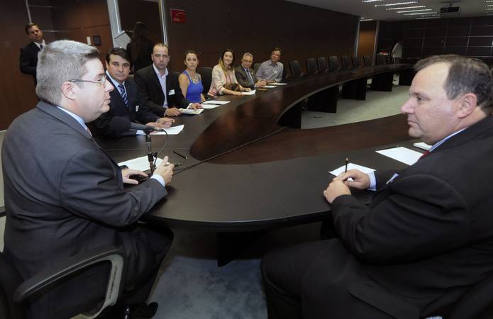 O governador Antonio Anastasia e o deputado estadual Deiró Marra durante  audiência no Palácio Tiradentes, em Belo Horizonte - Foto: Wellington Pedro/Imprensa MG