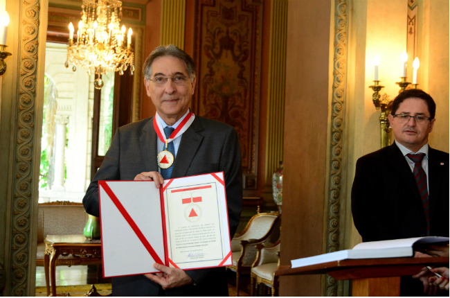 medalha-age-fernando-pimentel