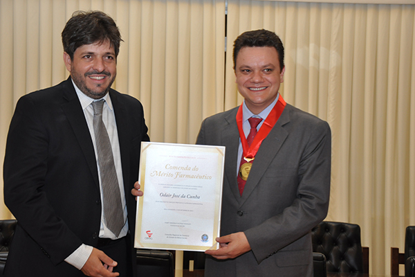 odair-cunha-recebe-homenagem-do-conselho-regional-de-farmacia