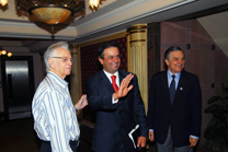 A&eacute;cio Neves anuncia tratamento tribut&aacute;rio diferenciado