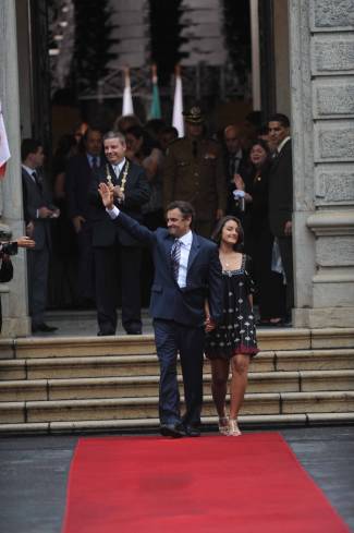A&eacute;cio Neves fala aos mineiros em despedida na Pra&ccedil;a da Liberdade