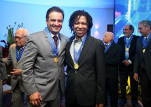 A&eacute;cio Neves recebe em Macei&oacute; Medalha do M&eacute;rito da Rep&uacute;blica 