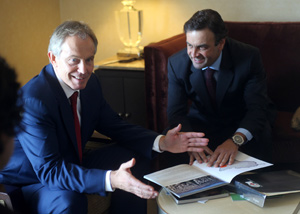A&eacute;cio Neves se re&uacute;ne com Tony Blair em Los Angeles 