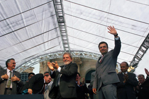 Aécio assina parceria para beneficiar cidades históricas 