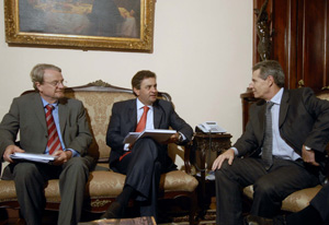 A&eacute;cio recebe estudo sobre Belo Horizonte para a Copa 2014 