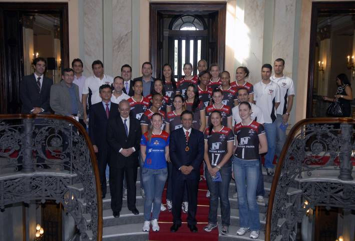 A&eacute;cio Neves &eacute; agraciado com a comenda Amigos do Mackenzie