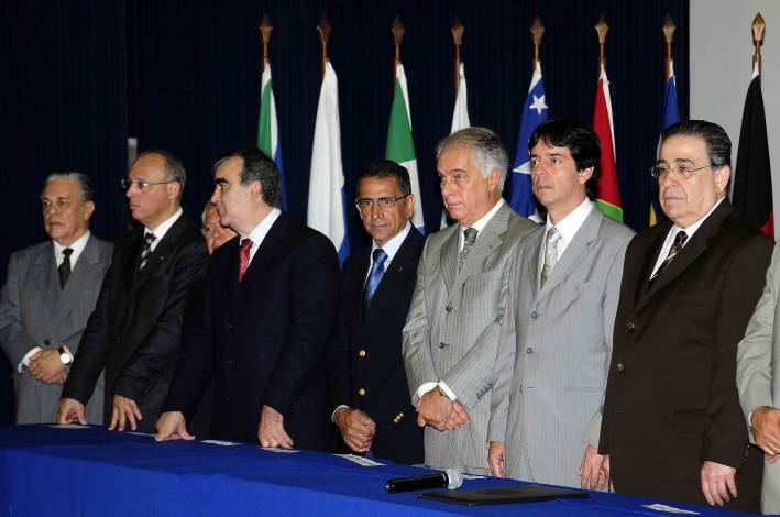 Alberto Pinto Coelho entrega Comenda da Paz Chico Xavier