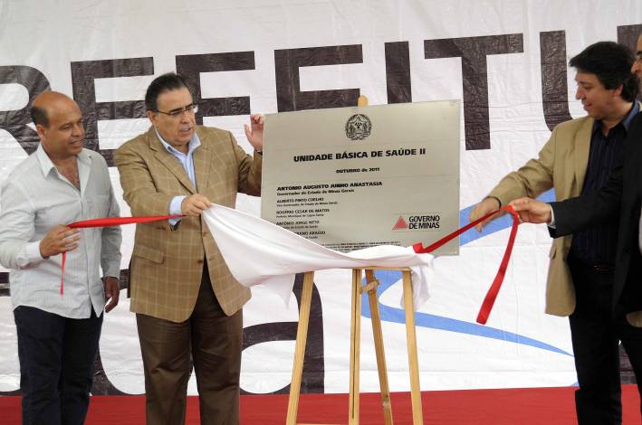 Alberto Pinto Coelho inaugura Policl&iacute;nica em Lagoa Santa