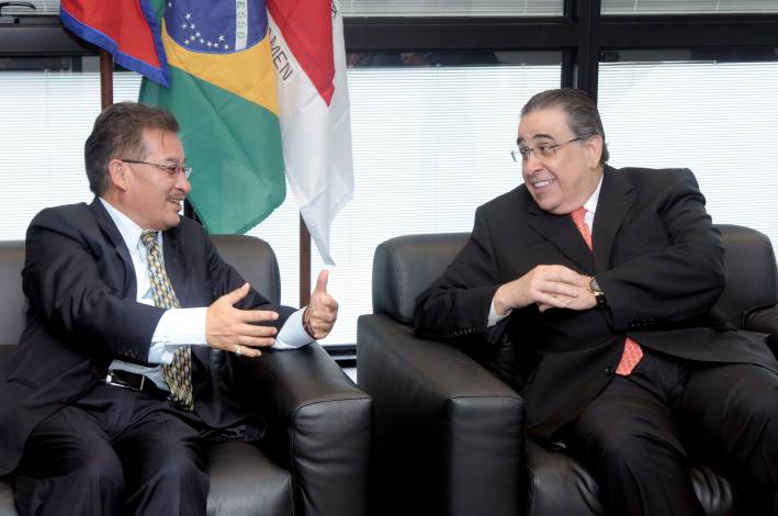 Alberto Pinto Coelho recebe embaixador do Nepal no Pal&aacute;cio Tiradentes