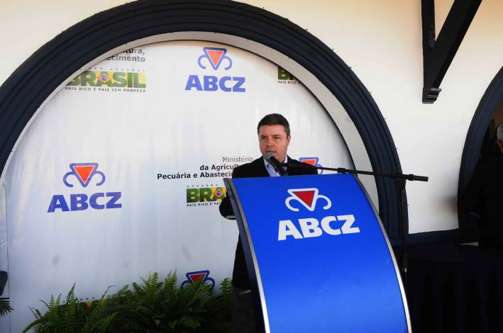 Anastasia anuncia investimentos em polo de gen&eacute;tica e parque tecnol&oacute;gico durante Expozebu