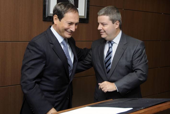 Anastasia assina conv&ecirc;nio para implantar o Poupan&ccedil;a Jovem em Pouso Alegre