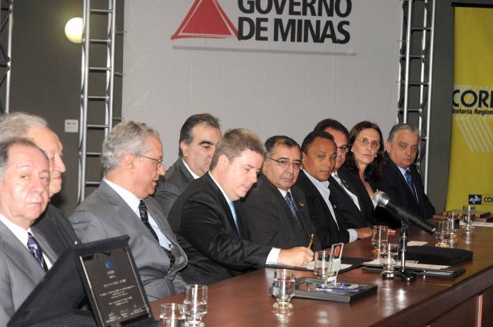 Anastasia assina conv&ecirc;nios que somam R$ 130 milh&otilde;es em parcerias com a Fapemig