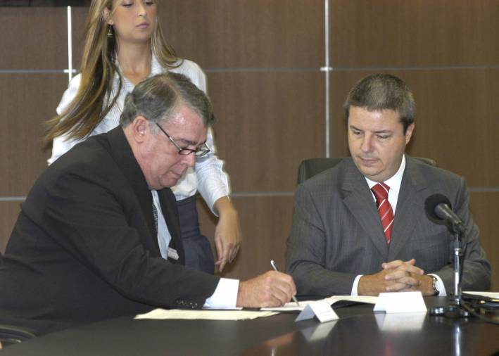 Anastasia assina decreto com incentivos ao setor leiteiro