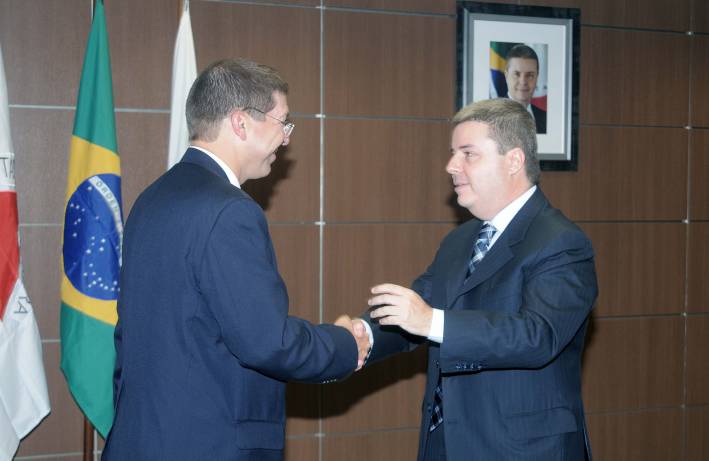 Anastasia assina protocolo de inten&ccedil;&otilde;es com a Coteminas