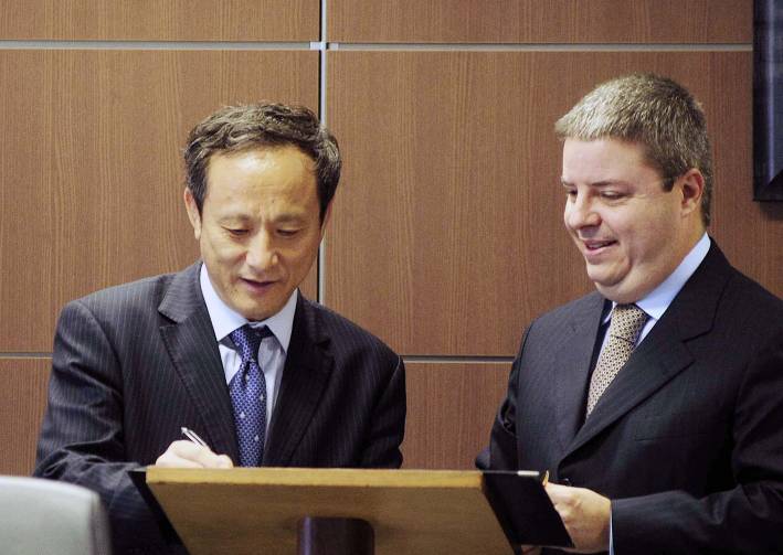 Anastasia assina protocolo para investimento de empresa chinesa em MG