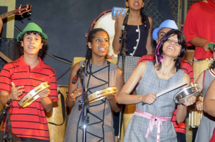 Anastasia assiste a espet&aacute;culo apresentado por jovens do Programa Valores de Minas