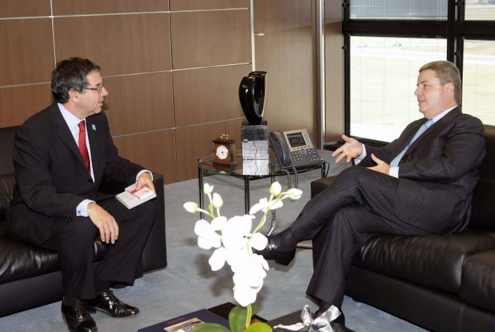 Anastasia e embaixador do Reino Unido debatem os preparativos para Olímpiadas e Copa do Mundo