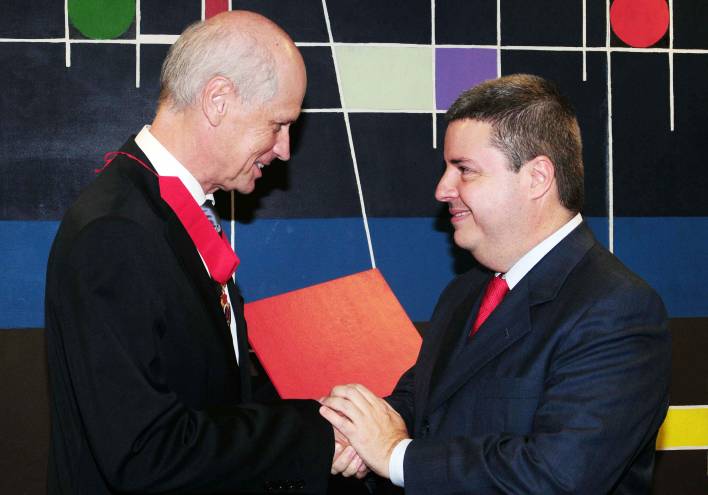 Anastasia entrega Grande Medalha da Inconfid&ecirc;ncia ao presidente da Renault no Brasil