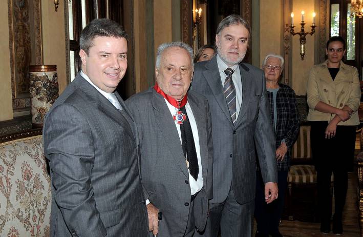 Anastasia entrega Medalha de Honra da Inconfidência à Vallée