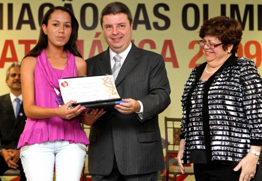 Anastasia entrega pr&ecirc;mio a vencedores da Olimp&iacute;ada Brasileira de Matem&aacute;tica