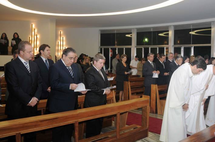 Anastasia participa de missa em homenagem a Itamar Franco