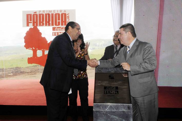 Anastasia participa do lan&ccedil;amento de nova f&aacute;brica da Coca-Cola em Minas