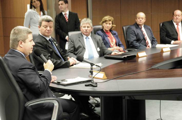 Anastasia recebe prefeitos da Amvale