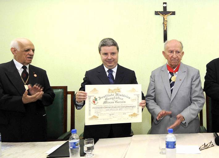 Anastasia toma posse no Instituto Hist&oacute;rico e Geogr&aacute;fico