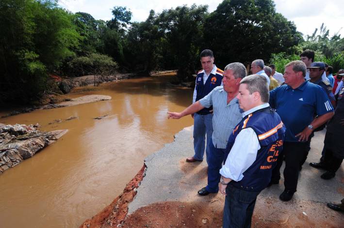 Anastasia visita locais afetados pelas chuvas em Florestal