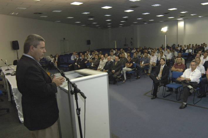 Anastasia ministra palestra para empres&aacute;rios mineiros 