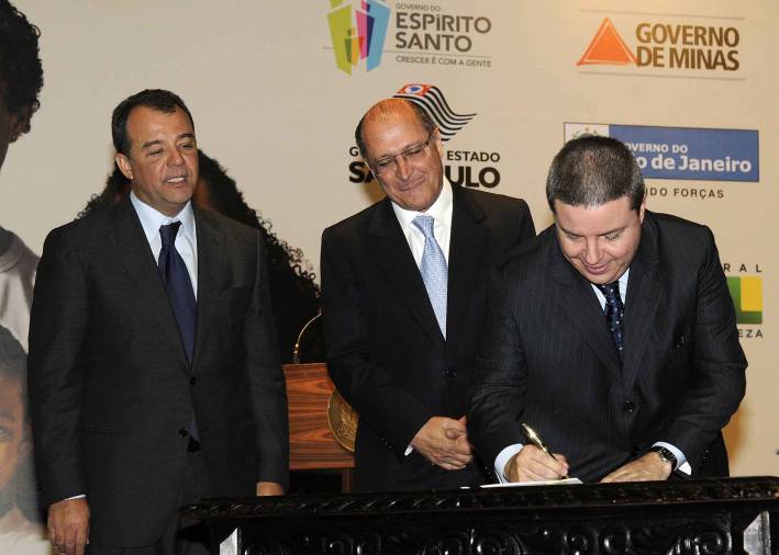 Antonio Anastasia assina pacto para combate &agrave; mis&eacute;ria no Estado