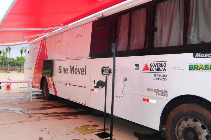 Antonio Anastasia entrega Unidade M&oacute;vel para ampliar servi&ccedil;os do Sine