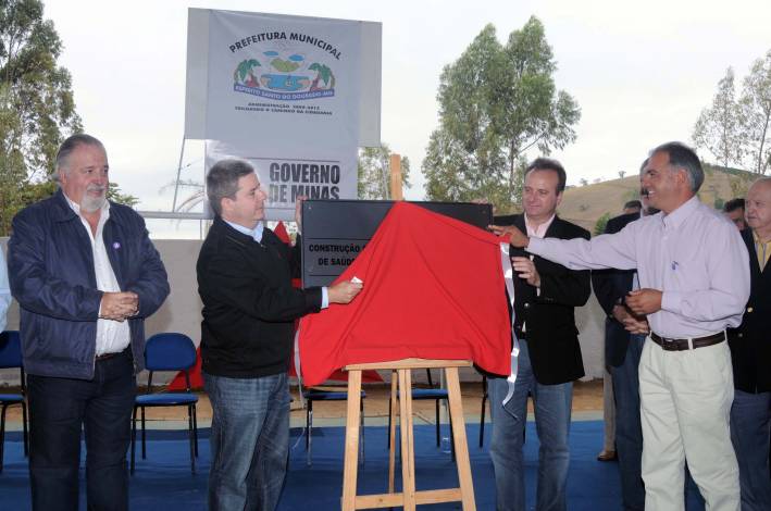 Antonio Anastasia inaugura obras de saúde e infraestrutura em Espírito Santo do Dourado