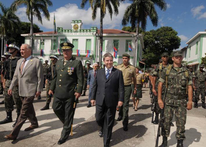 Antonio Anastasia recebe homenagem do Ex&eacute;rcito Brasileiro