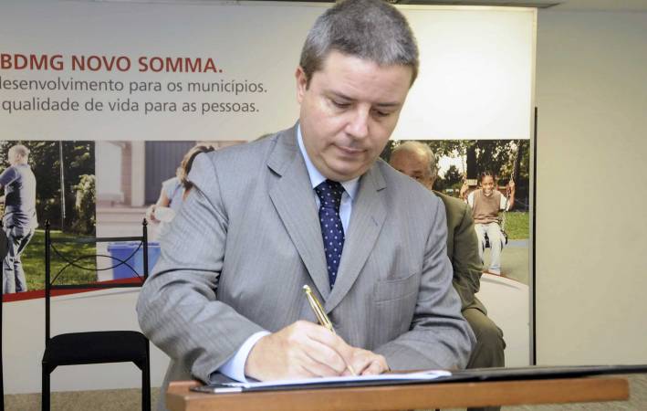 Antonio Anastasia recebe prefeitos de munic&iacute;pios atendidos pelo Programa Novo Somma