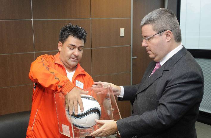 Antonio Anastasia recebe recordista mundial de embaixadas