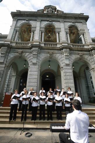 Coral e pres&eacute;pio marcam os 113 anos do Pal&aacute;cio da Liberdade