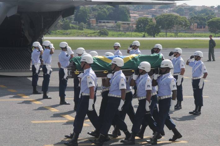 Corpo do ex-vice-presidente Jos&eacute; Alencar chega em Belo Horizonte