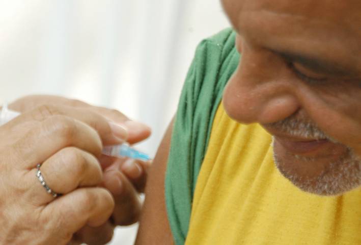 Cuidados com a sa&uacute;de no ver&atilde;o incluem vacinas, alimenta&ccedil;&atilde;o e sol