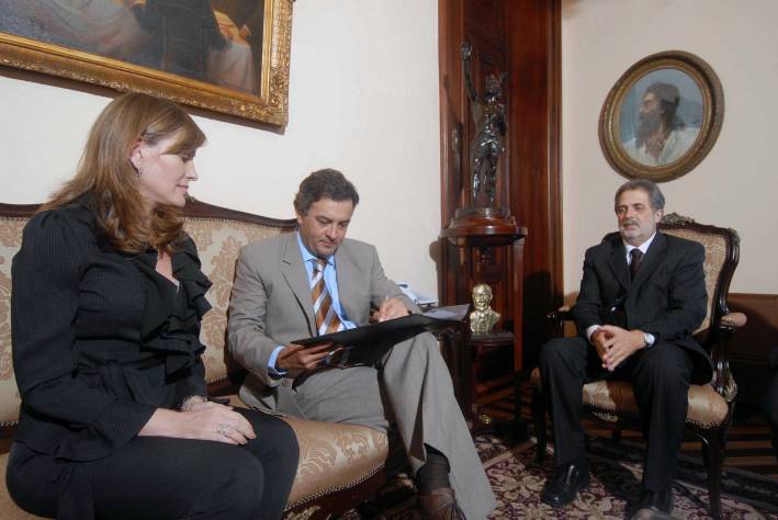 Govenador Aécio Neves libera acesso a ferramentas interativas da internet