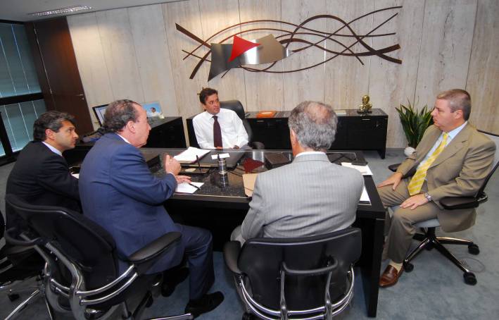 Governador A&eacute;cio Neves despacha pela primeira vez na Cidade Administrativa