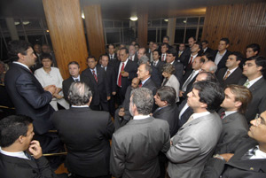 Governador A&eacute;cio Neves recebe deputados estaduais 