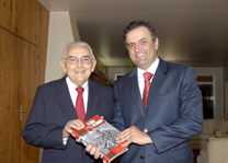 Governador A&eacute;cio Neves recebe livro de Francelino Pereira