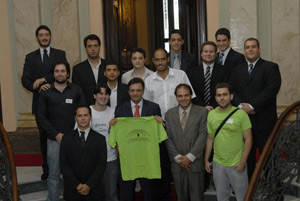 Governador A&eacute;cio Neves recebe representantes de seis DCEs 