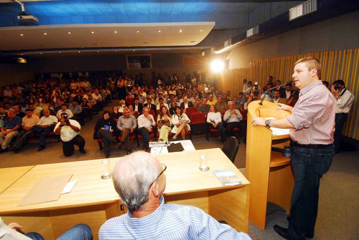 Governador Anastasia autoriza obras viárias em Uberlândia