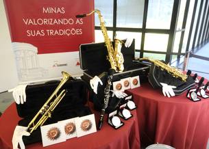 Governador Anastasia entrega 802 instrumentos para bandas de m&uacute;sica mineiras