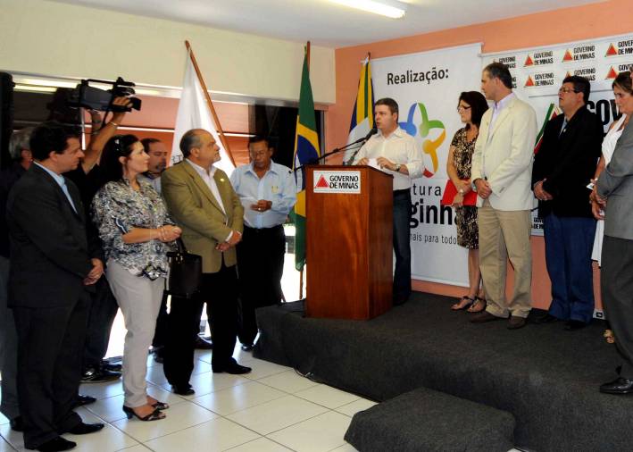 Governador Anastasia inaugura casa para gestante e anuncia centro Viva Vida em Varginha