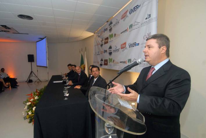 Governador Anastasia participa de posse da diretoria do CDL Jovem