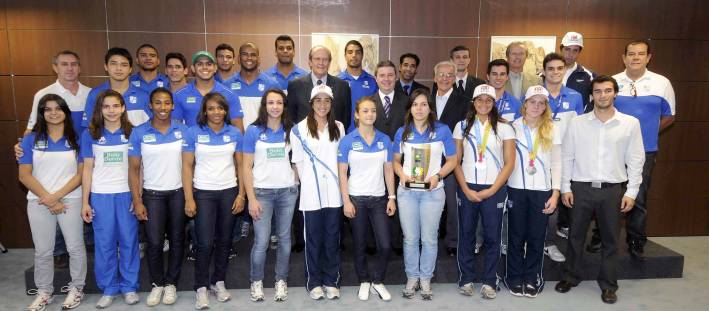 Governador Anastasia recebe atletas do Minas Tênis Clube