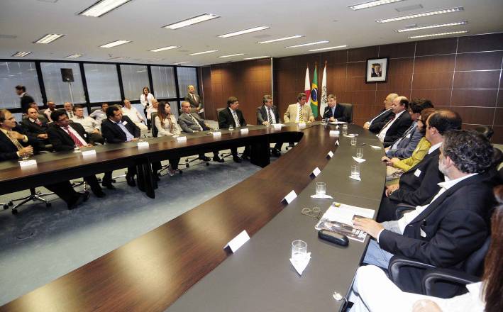 Governador Anastasia recebe deputados e representantes de associações de municípios